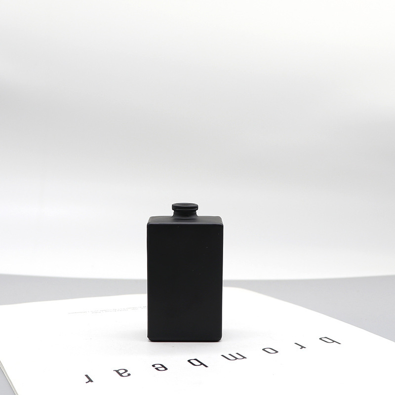 Botella de perfumes de bayonet negra mate botella de pulverización de presión cuadrada botella de cosméticos muestra pequeña botella de embalaje de vidrio botella vacía en stock