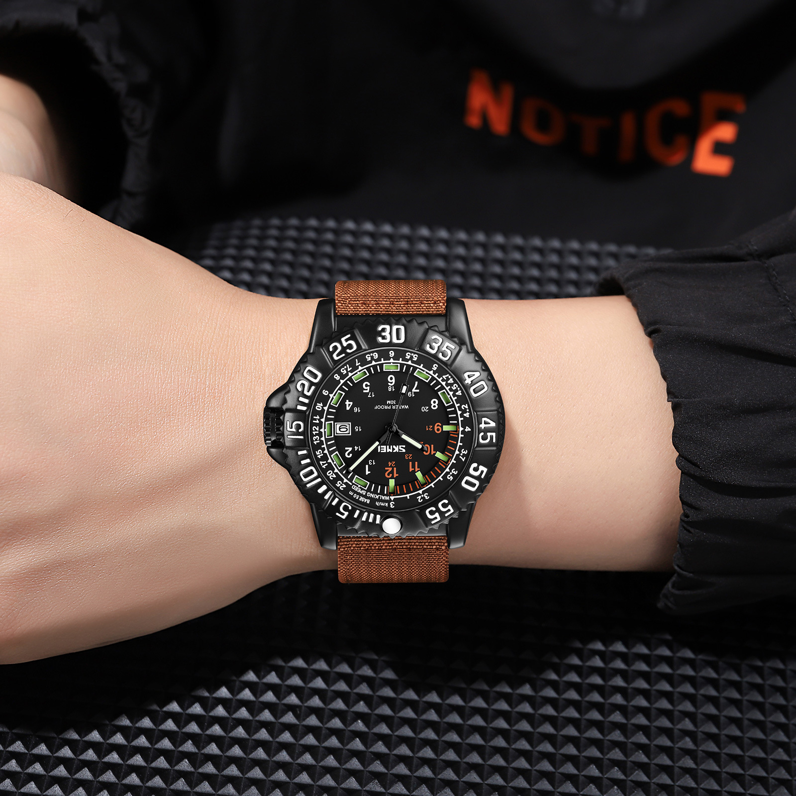 Momento al aire libre para hombres reloj de cuarzo 30 metros impermeable calendario de luz nocturna reloj de pulsera correa de nylon reloj de deportes transfronterizos para hombres