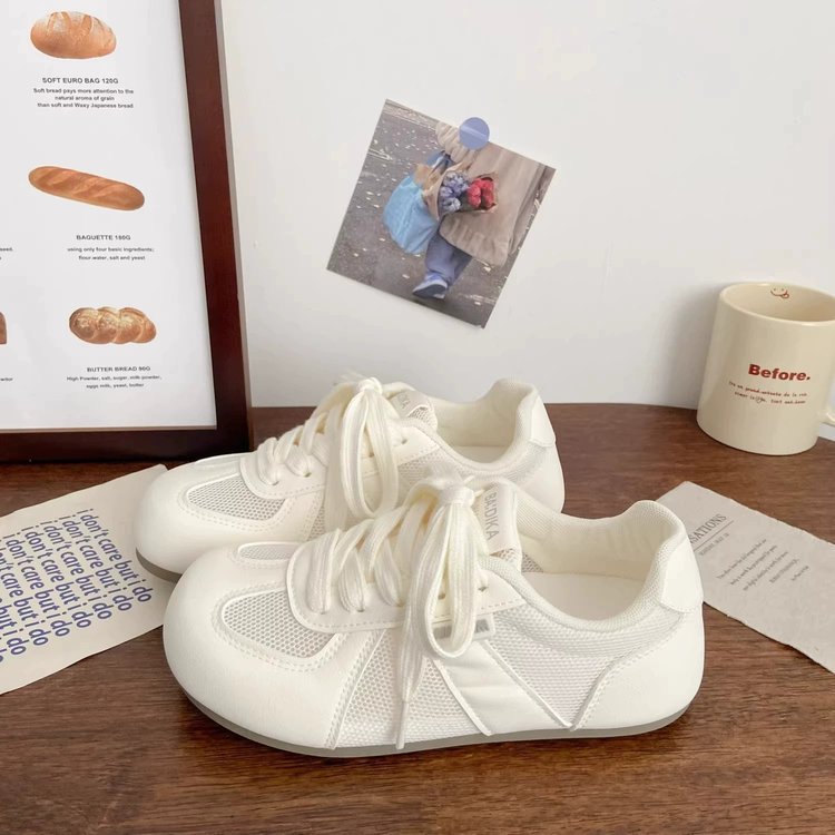 Feos y lindos zapatos de entrenamiento de mujeres ociosos verano 2026 nuevos zapatos blancos transpirables de malla de moda zapatos casuales