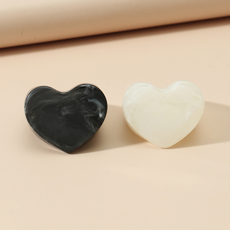 مجموعة من 2 قطعة من خواتم الأكريليك الأنيقة الرجعية على شكل قلب display picture 3