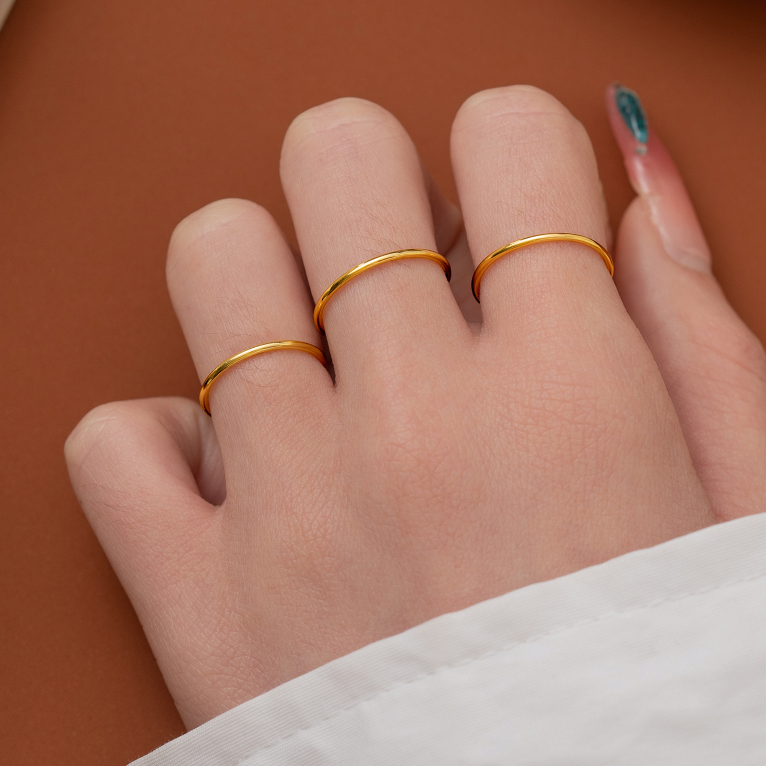 Anelli delicati impilabili bicolore, set di stratificazione in metallo misto di tendenza, fasce sottili minimaliste in oro e argento, simboli di stelle iniziali incisi, impilabili da 3 a 5 pezzi, moda_voghion.com