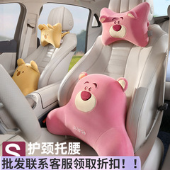 スティッチの車のヘッドレストは首を保護する車内のシートに寄りかかっています。
