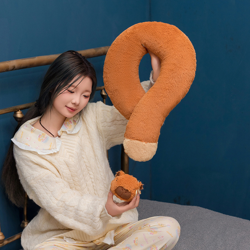 Cute Kapibala signo de interrogación almohada capibara almohada para el cuello juguete de peluche almohada para dormir para niñas almohada en forma de U almohada de viaje