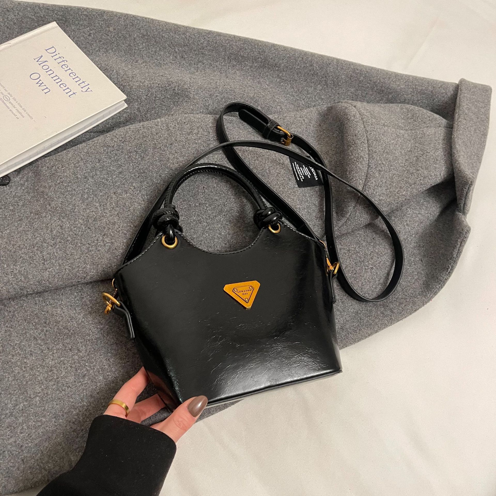 Bolsa de cubo de moda coreana retro primavera y verano nueva moda bolso de hombro de estilo de moda para trabajar textura personalidad mochila