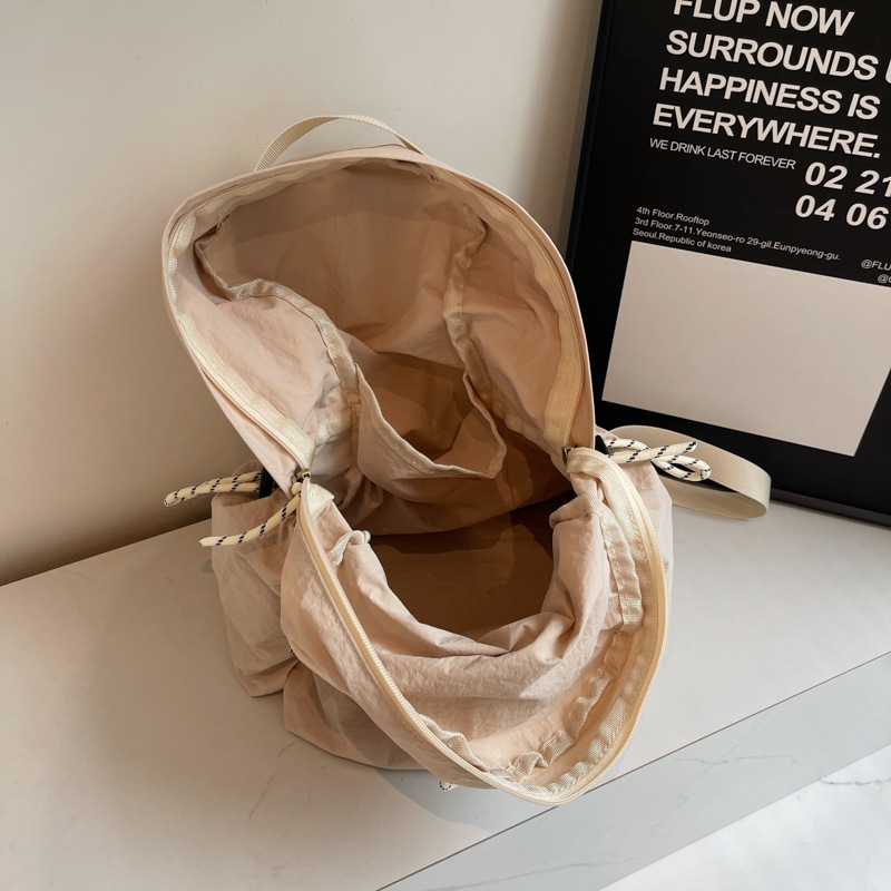 Mochila de nailon ligero para mujer 2024 nueva mochila de viaje casual de gran capacidad para estudiantes de secundaria
