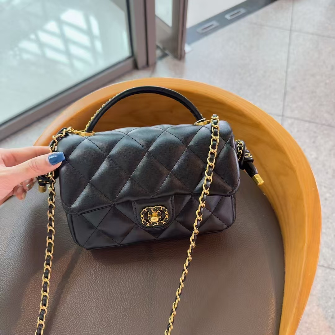 Handheld purse with diamond pattern