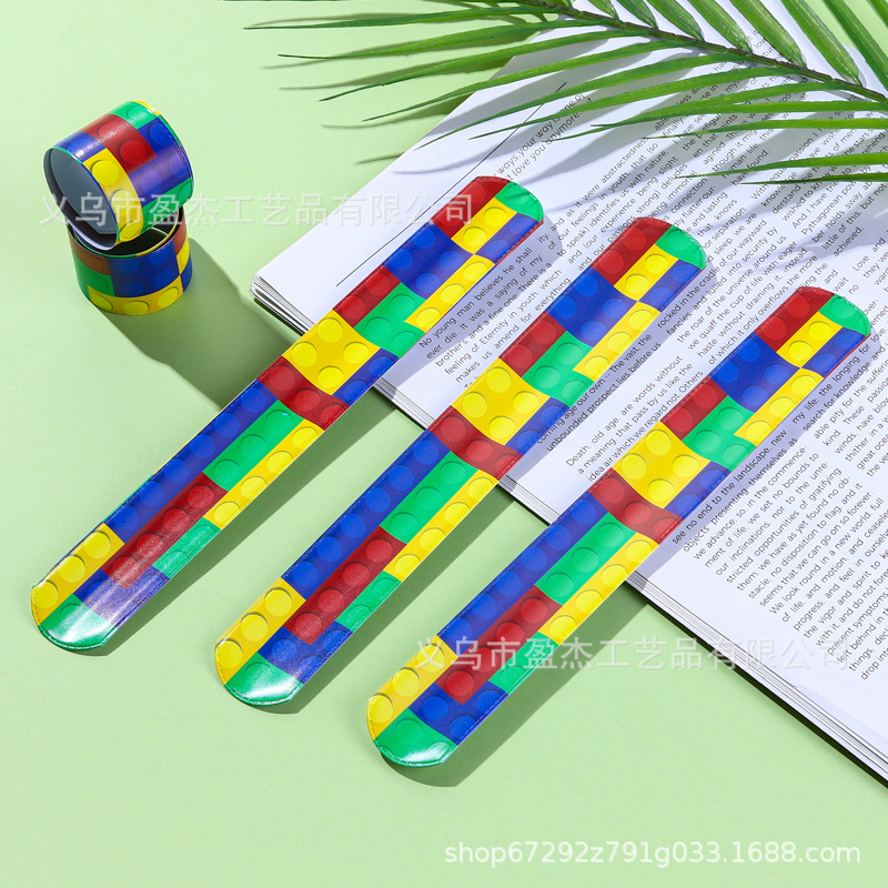 Estricta selección de bloques de construcción de color de Amazon collar PVC dibujos animados fiesta decoración pulsera