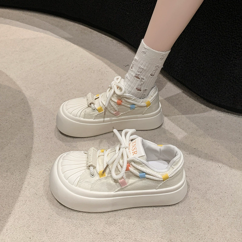 Маленькие белые туфли на толстой подошве женские холщовые туфли 2024 весна и осень новые взрывные женские туфли дикие повседневные молочные туфли fufu