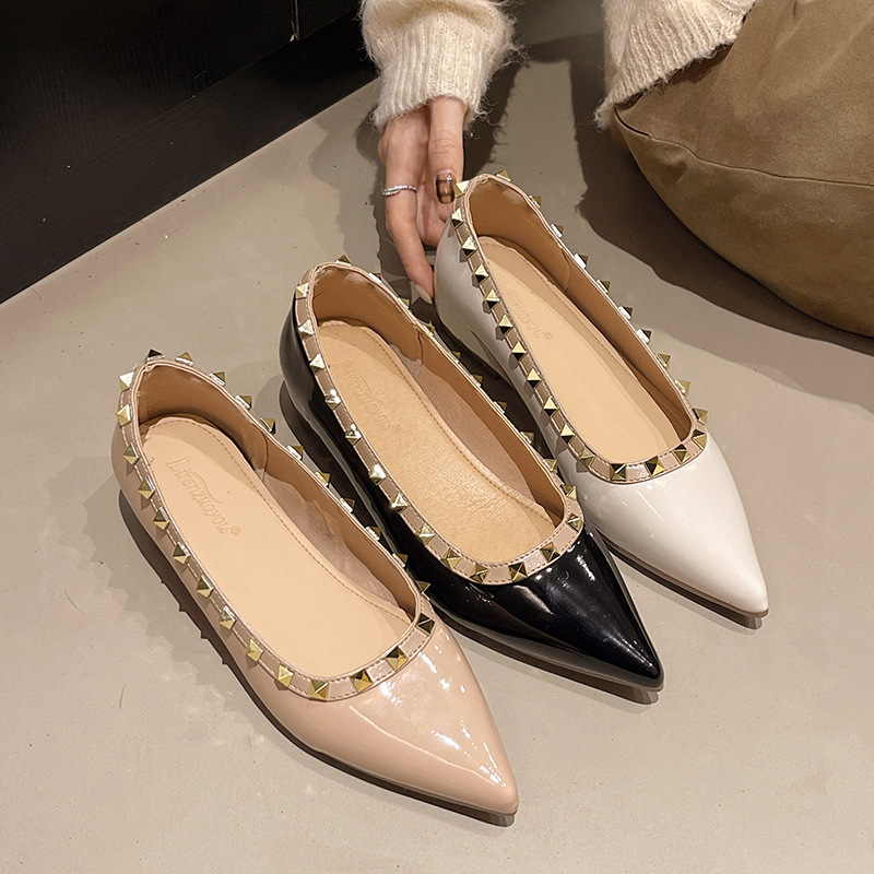 여성을 위한 리벳 내부 강화 싱글 슈즈 2025 봄 가을 신상 뾰족코 펌프스 슈즈 소프트솔 슬립온 웨지 로퍼