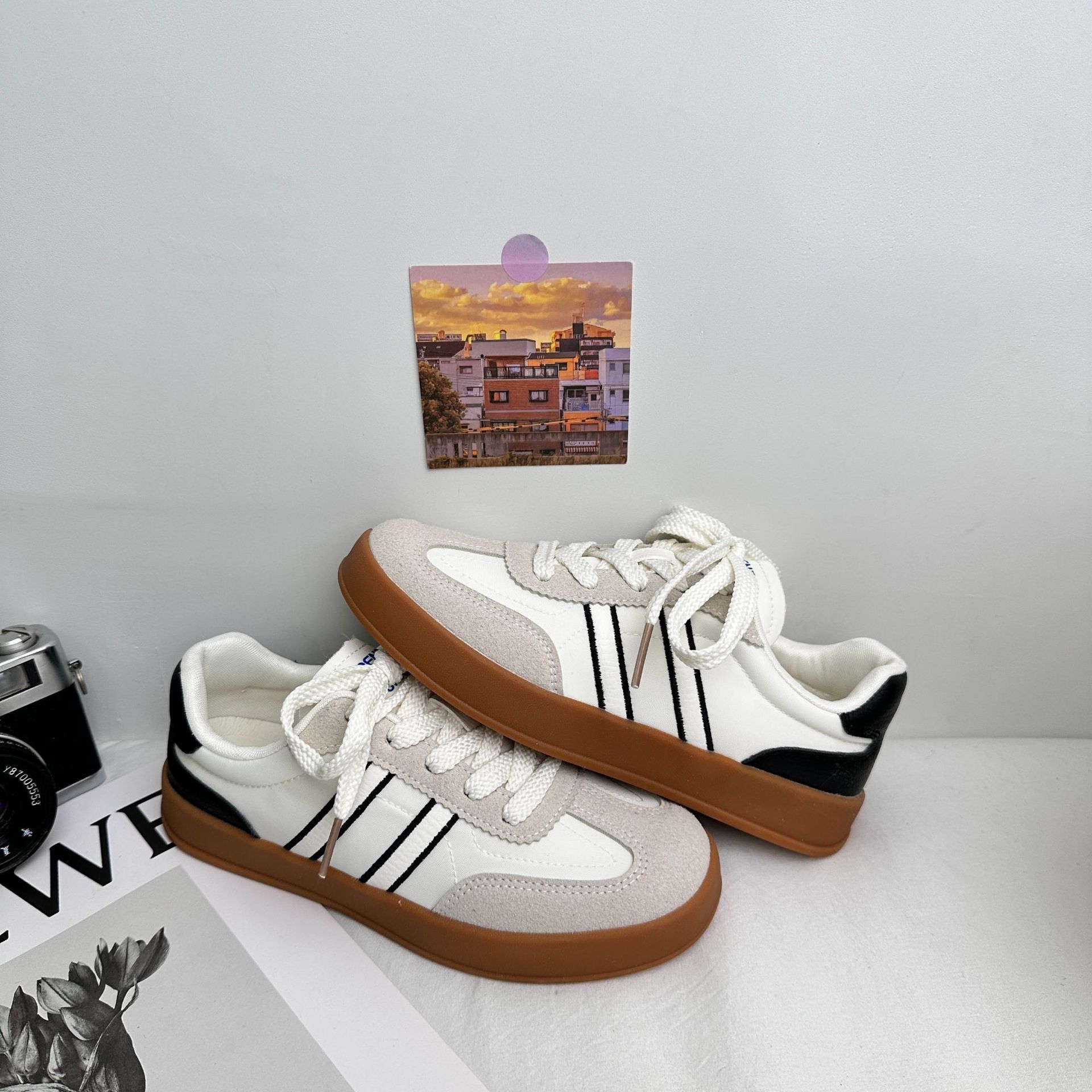 A9887 almohadillas de látex / zapatos de entrenamiento de Alemania retro ligeros para mujeres de explosión universal 2025 primavera nuevos zapatos de skate blanco pequeño