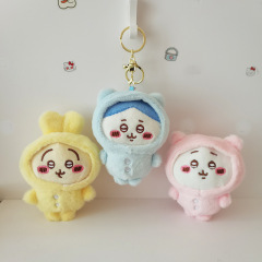 かわいい自嘲熊は熊のぬいぐるみのキーホルダーのぬいぐるみをあざける