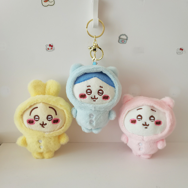かわいい自嘲熊は熊のぬいぐるみのキーホルダーのぬいぐるみをあざける|undefined