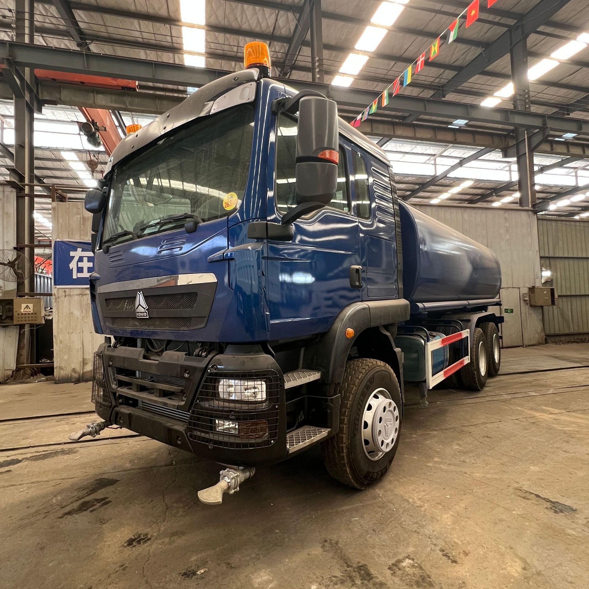 Export-quality HOWO water tank truck, 20 cubic meters, designed for construction sites, multifunctional for watering green areas