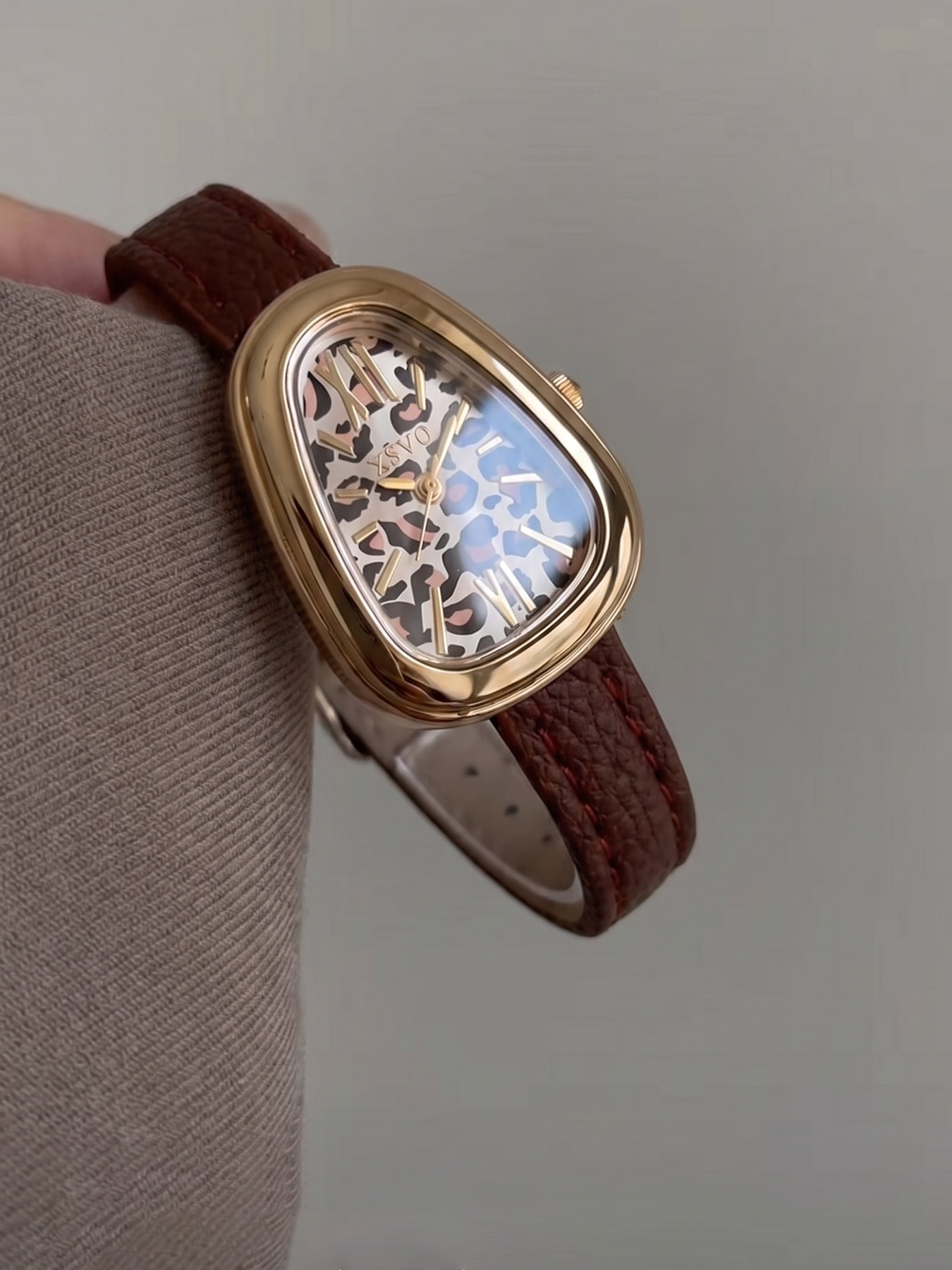 Sınırötesi Başarılı Kırmızı Kadran Altın Kadın Kuvars Saati Vintage Oval / Kare Kadın Saati Hafif Lüks Niş Tasarım