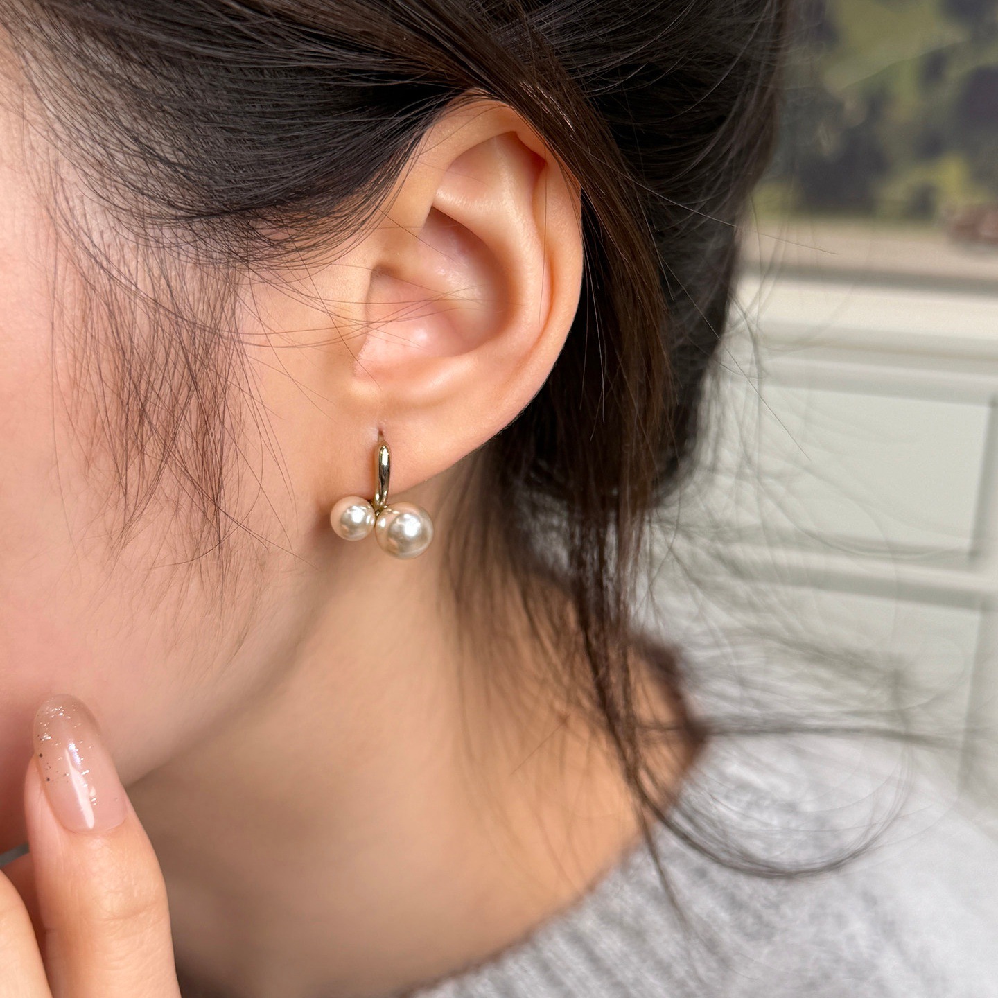 Elegant Pearl Cherry Stud Earrings In Mocha Mousse And Gold Tone_voghion.com