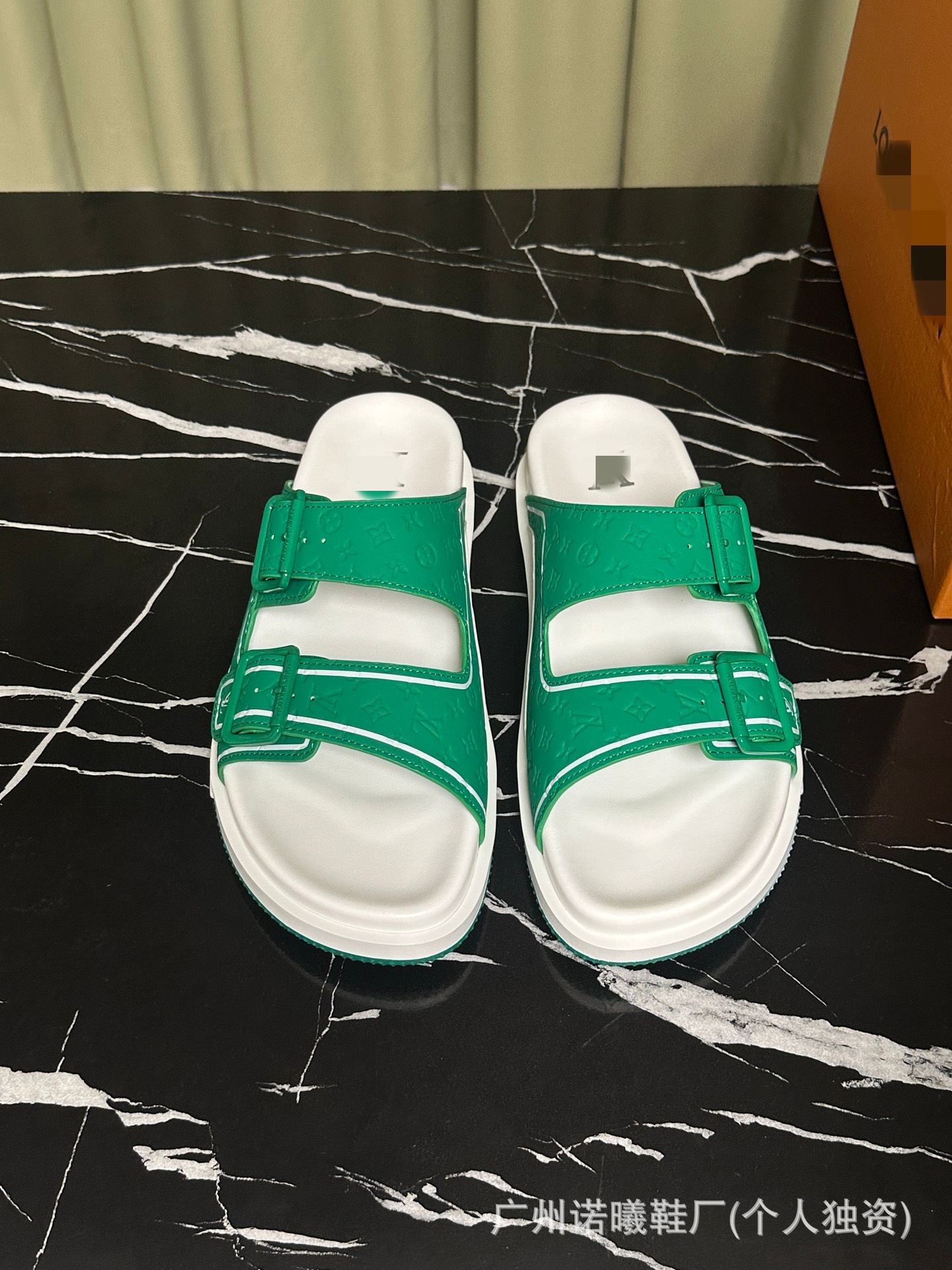 Zapatillas de moda para hombres con suela suave cómodas para usar zapatos de playa de cuero originales caja original de lujo marca de moda de doble cinturón de moda casual image 13