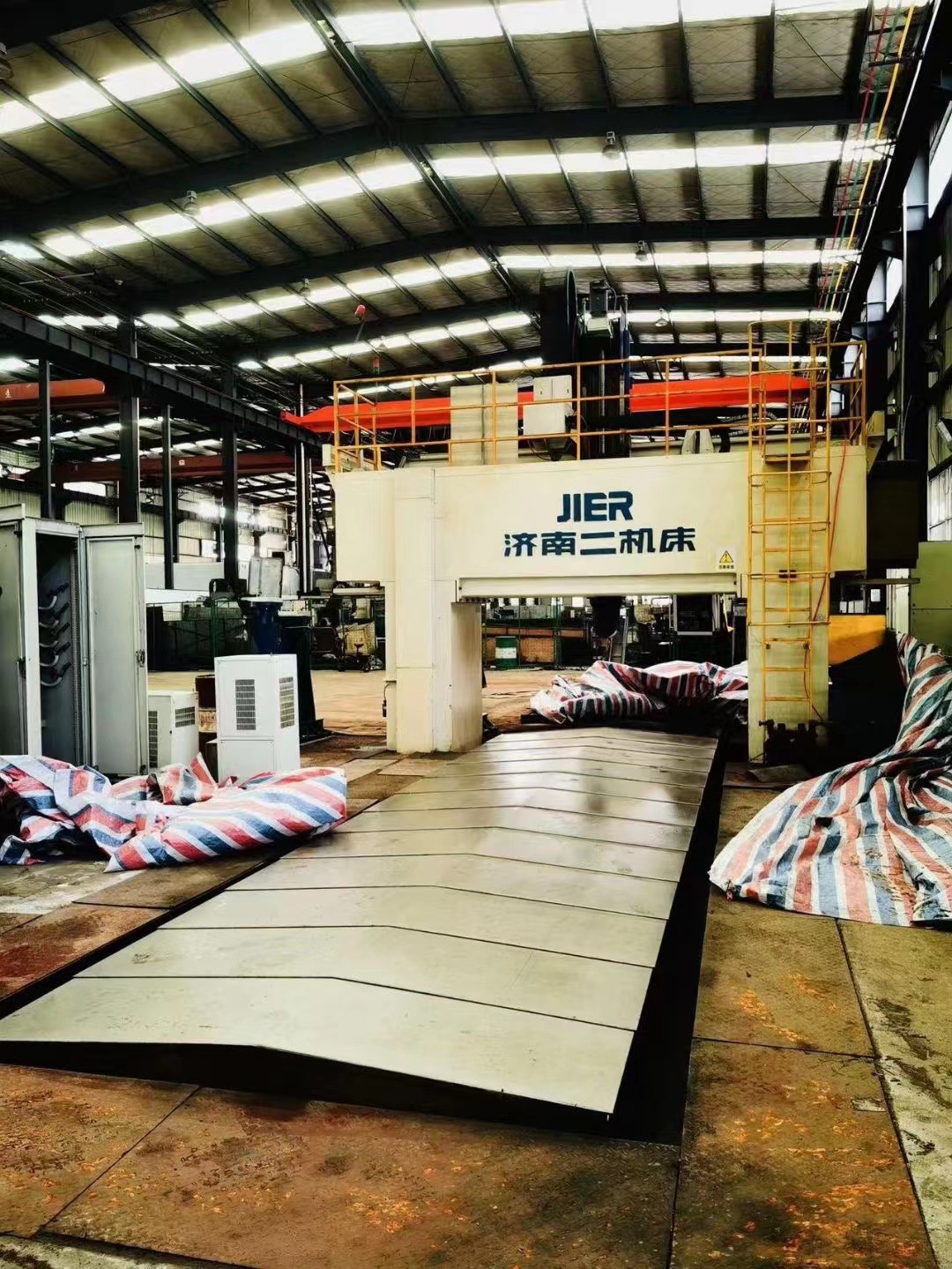 济南二机数控定梁龙门镗铣XK2425X80，海天龙门加工中心2*5米