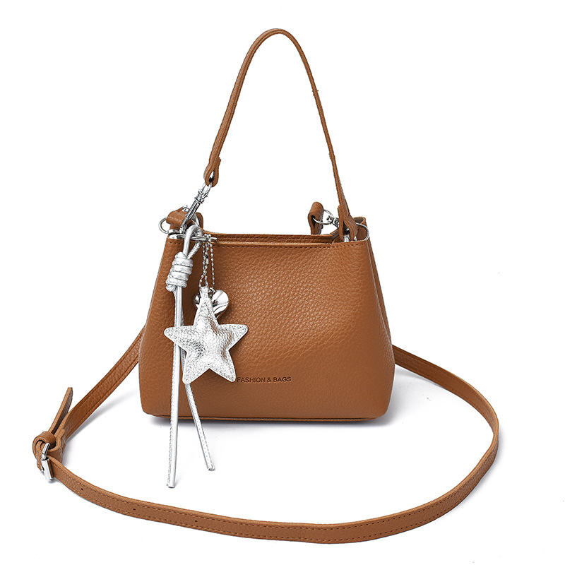 Bolsos populares de este año 2025 verano nuevo bolso femenino simple patrón de lichi bolso de hombro con letras de moda bolso de mensajero