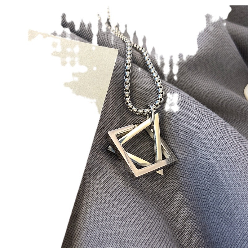 Collar colgante triangular de acero inoxidable de acero inoxidable de titanio, cadena de clavícula de sentido de alta calidad exquisita, nueva tendencia, cadena de suéter, joyería