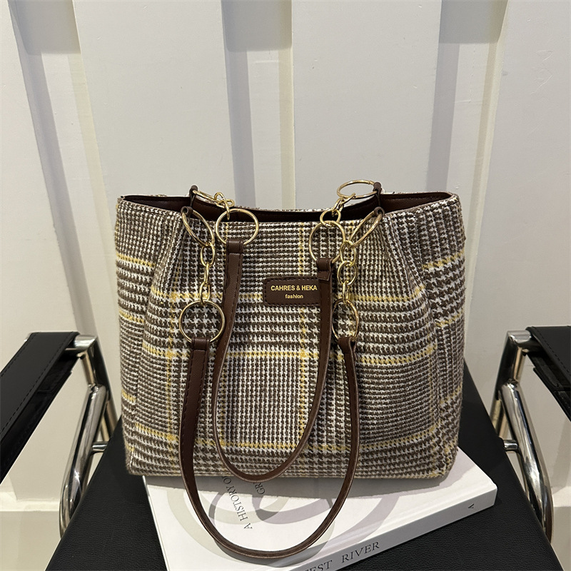 Bolso retro para mujeres 2025 primavera nueva celosía de gran capacidad relajada sensación de moda casual mochila de hombro