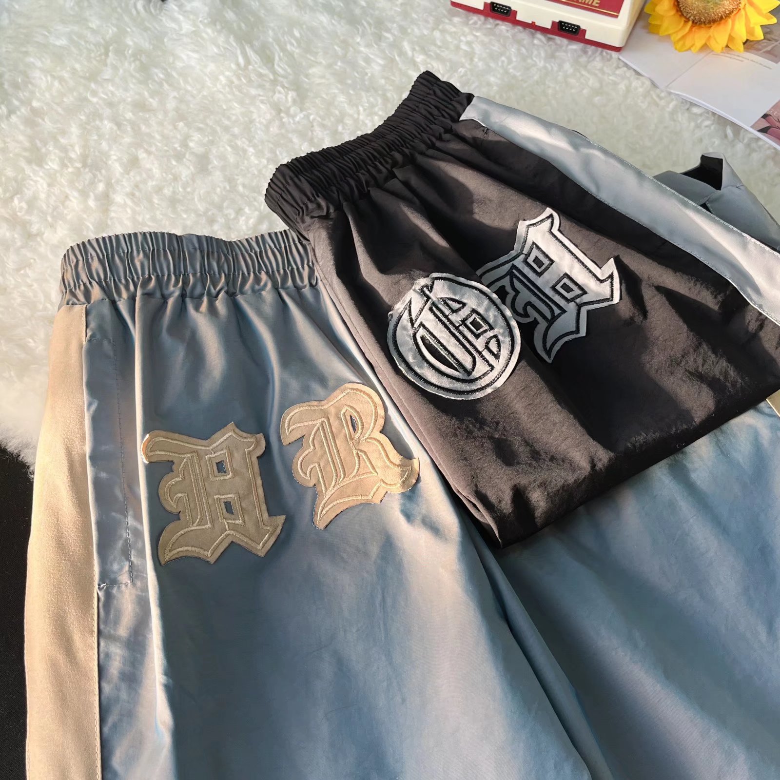 2024 Primavera/Verano Marca de moda callejera europea y americana Nuevos productos Camaleón con sentido de la luz Bordado de color de contraste Moda Deportes Casual Shorts Hombres