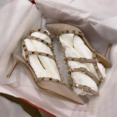 華倫V家尖頭柳釘高跟鞋女2023年新款細跟漆皮一字帶性感時尚涼鞋