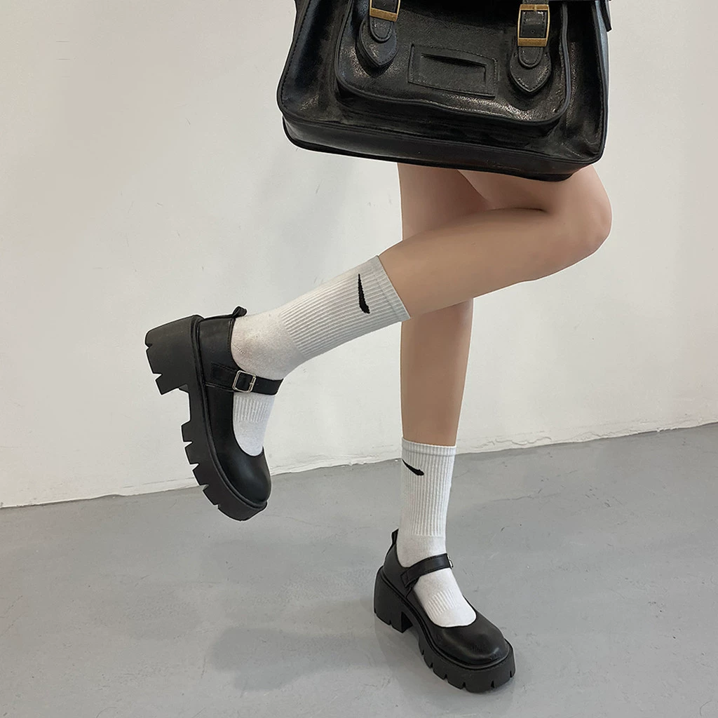 Подходящие ко всему маленькие кожаные туфли в японском британском стиле, новинка 2021 года, обувь Мэри Джейн на толстой подошве, Студенческая обувь на одной пуговице