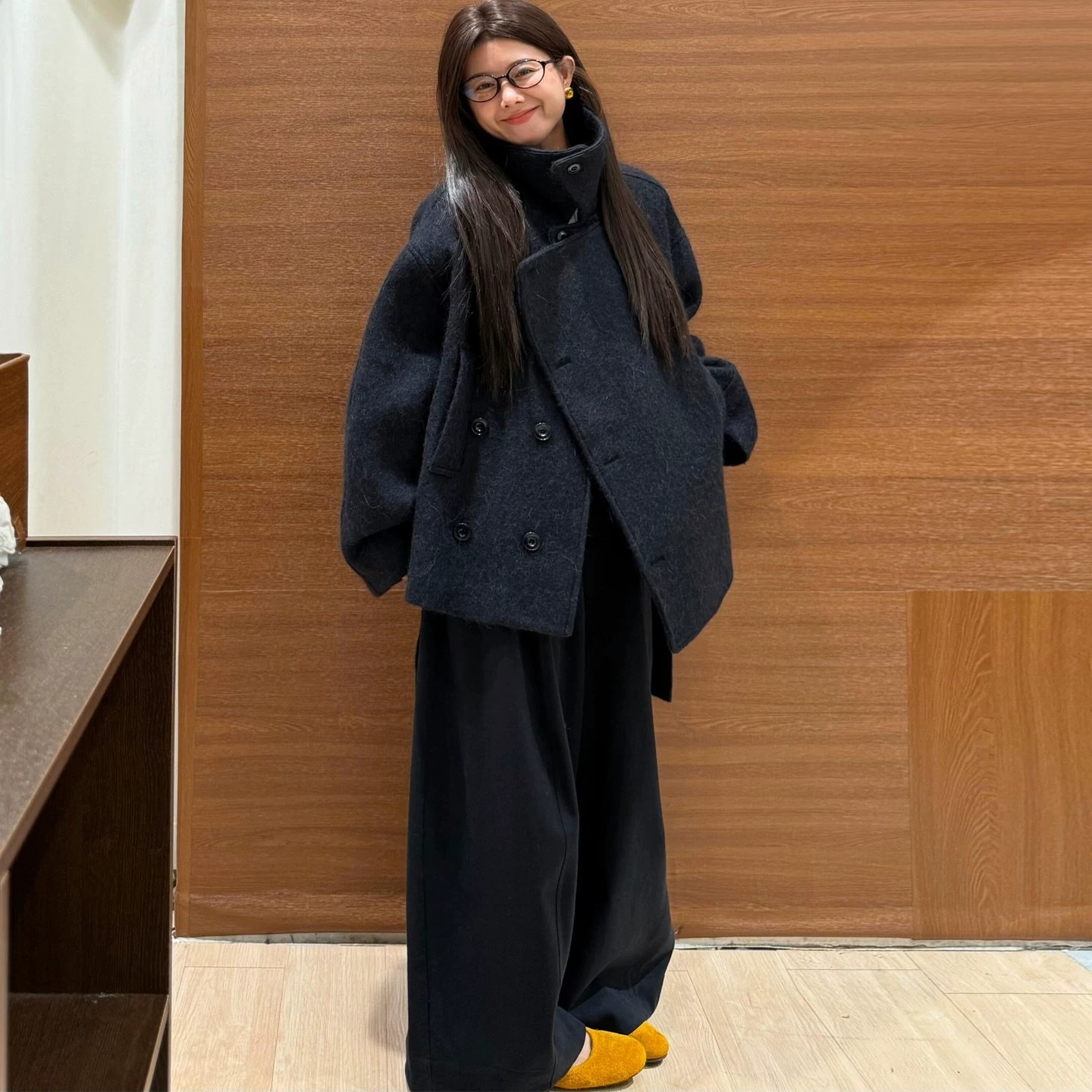 Very stylish, short black coat for women, 2026 new winter collection, thickened for extra warmth, with a luxurious feel, perfect for petite figures, made of wool