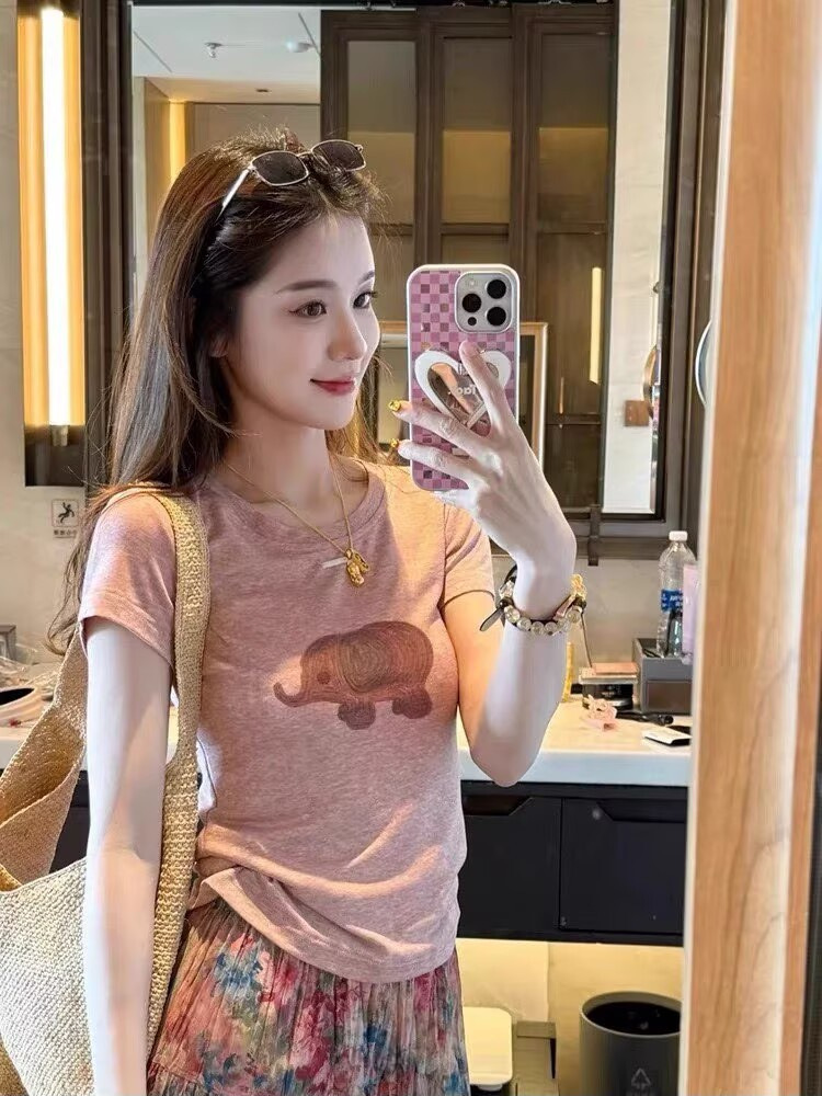 Áo thun nữ ngắn tay in hình voi nhỏ phong cách dịu dàng — màu hồng