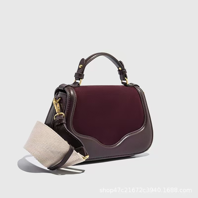 버건디 컬러의 벨벳