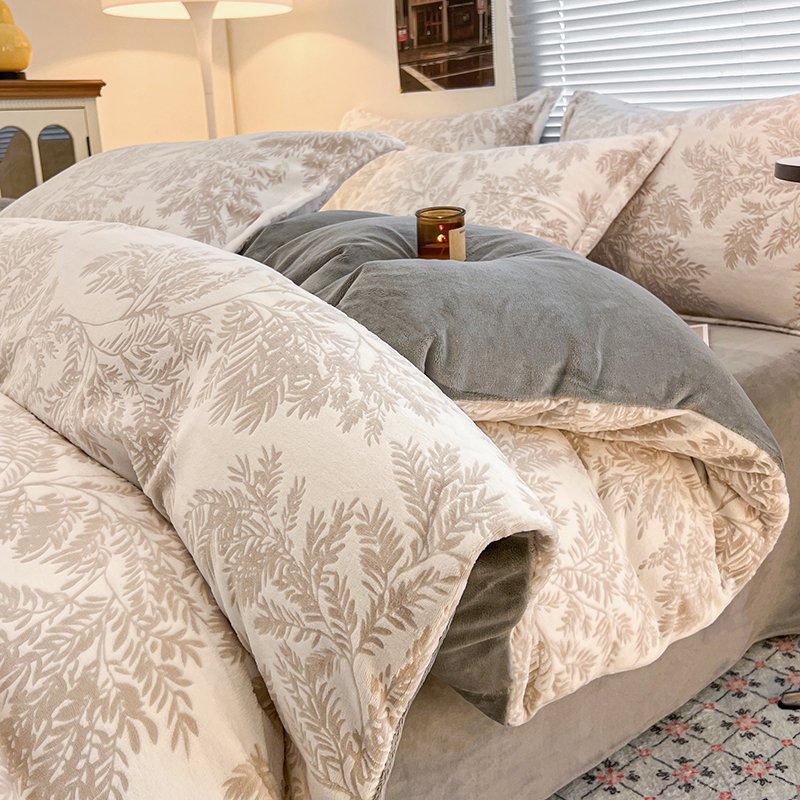 クラスAの牛乳の絨毯のベッドの上の4つのセットの冬の彫刻の絨毯のサンゴの絨毯とベルベットの保温の厚い布団のシーツの3つのセット