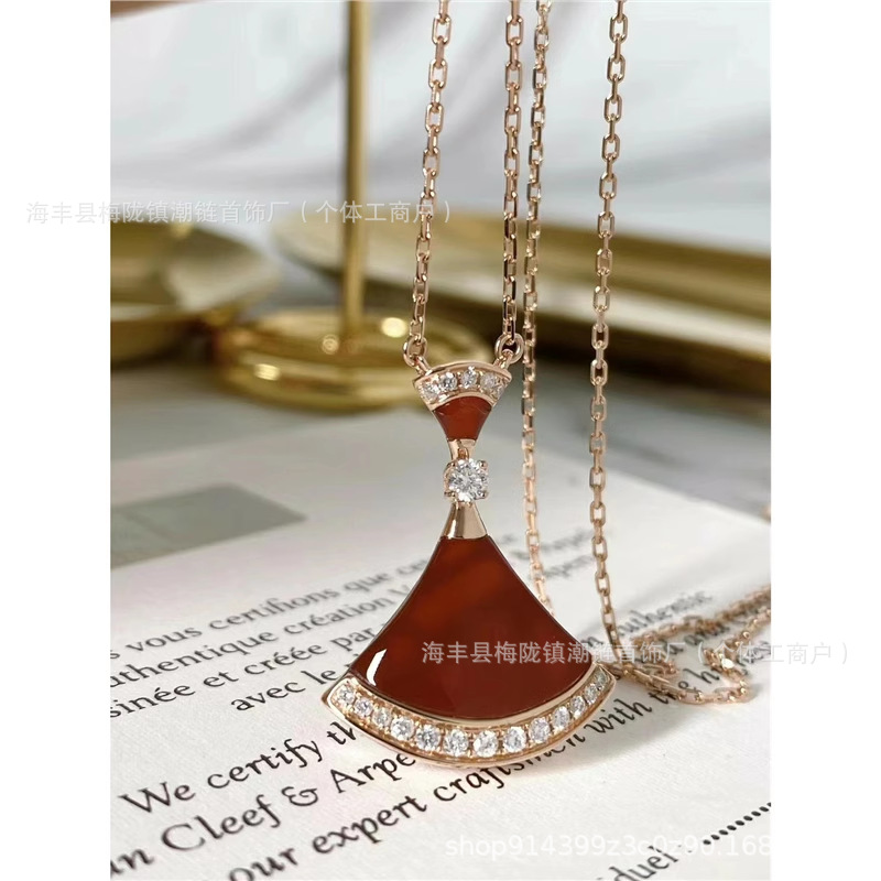 V金の小さいスカートのネックレスの女性の扇子の白い貝の母は18kのバラの金の扇形の玉髄のペンダントの鎖の代行をめっきします。