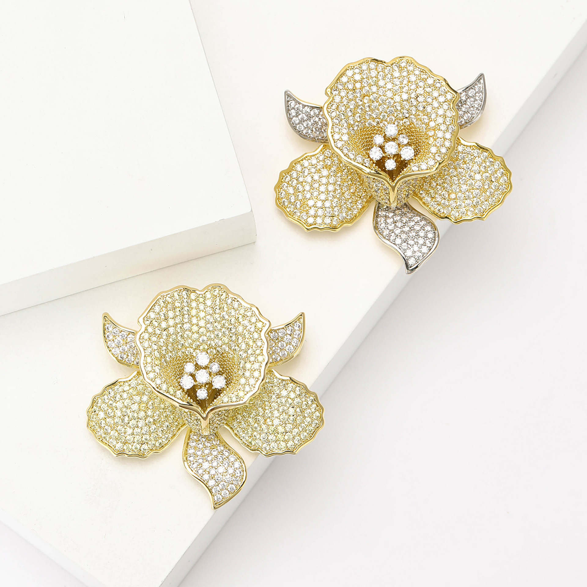 Elegant Luxurious Pin Flower Copper Inlay Zircon Women's Brooches display picture 3