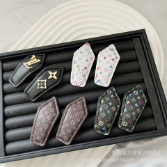L家2025新款村上隆联名白三彩老花发夹边夹发卡发饰经典字母头饰