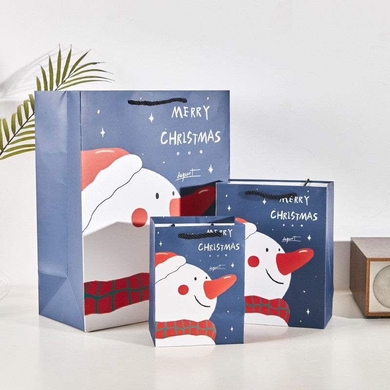 En stock bolsa de regalo de Navidad Nochebuena bolso de cartón blanco de alto sentido bolsa de regalo de dibujos animados directo de fábrica al por mayor