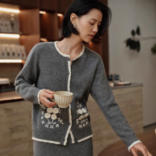 25秋季新款撞色甜美清新圆领针织衫宽松手工刺绣花朵山羊绒开衫女