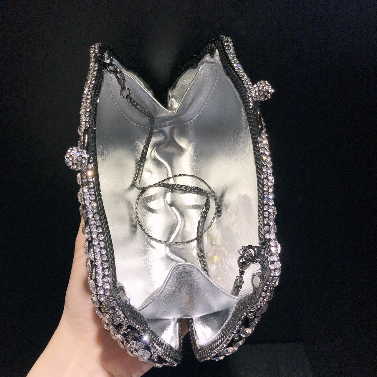 Túi clutch dạ tiệc đính kim cương thủ công kim loại rỗng — Vàng kim AB chi tiết 6