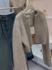 グレーのショートタイプのヨーロッパのアライグマのセーターのコートの女性の秋冬の厚いデザイン感の小さい大衆の高級感のニットのカーディガン