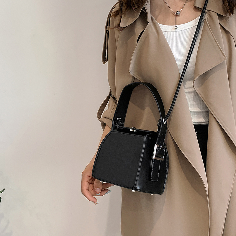 Personalizado fresco portátil pequeño bolso cuadrado bolso de las mujeres 2022 nueva moda bolsa de hombro Internet celebridad alto sentido bolsa de mensajero