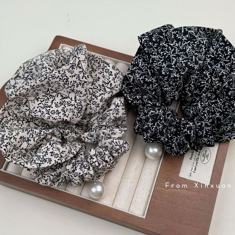 清新な黒地の小さい花の真珠のペンダントの輪のデザイン感があります。|undefined