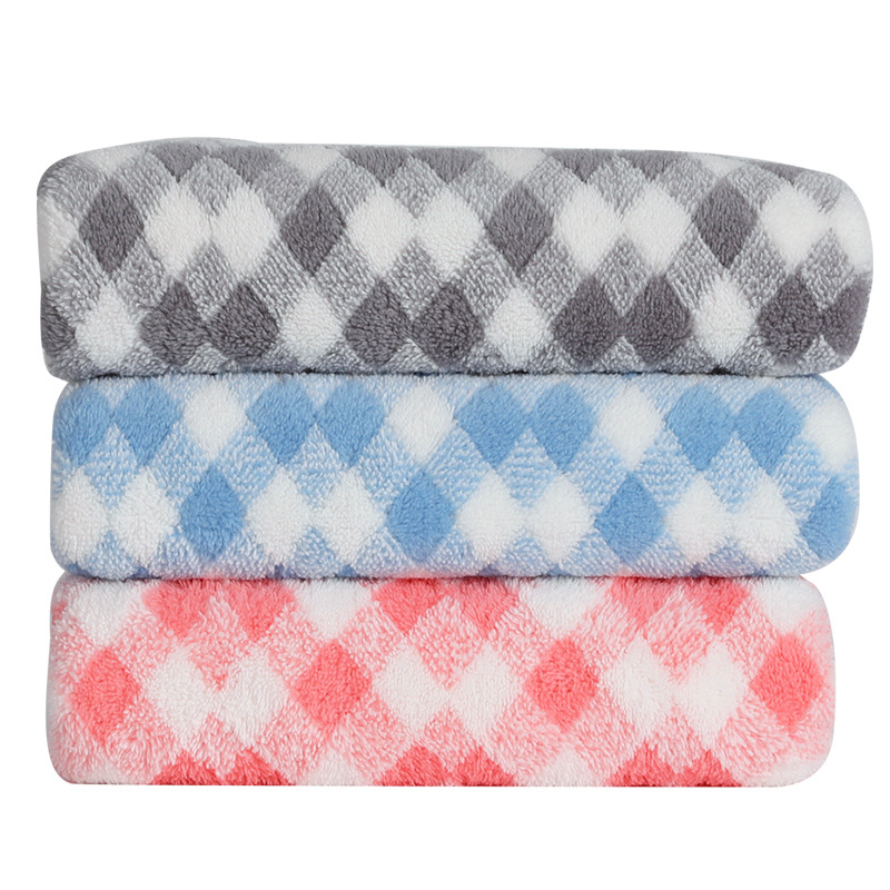 El borde de la toalla de lana de coral en forma de diamante cubierto no absorbente de algodón de alta densidad Toalla de cara entrega al por mayor