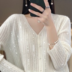 春と秋の新商品の小香風セーターのカーディガンのコートの女性vネックの明るい女性の真珠はウールのニットを掛けます。