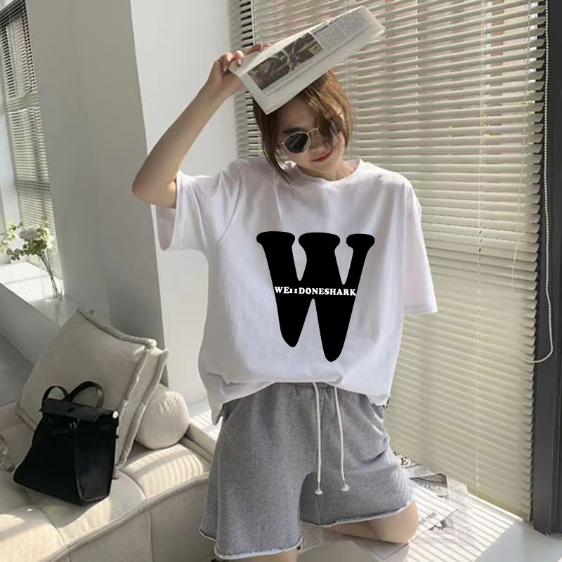 Nuevos productos de verano Camiseta de seda de hielo frío Estilo de Hong Kong Ins Camiseta de manga corta con cuello redondo Trend para hombres y mujeres Traje casual para parejas image 4