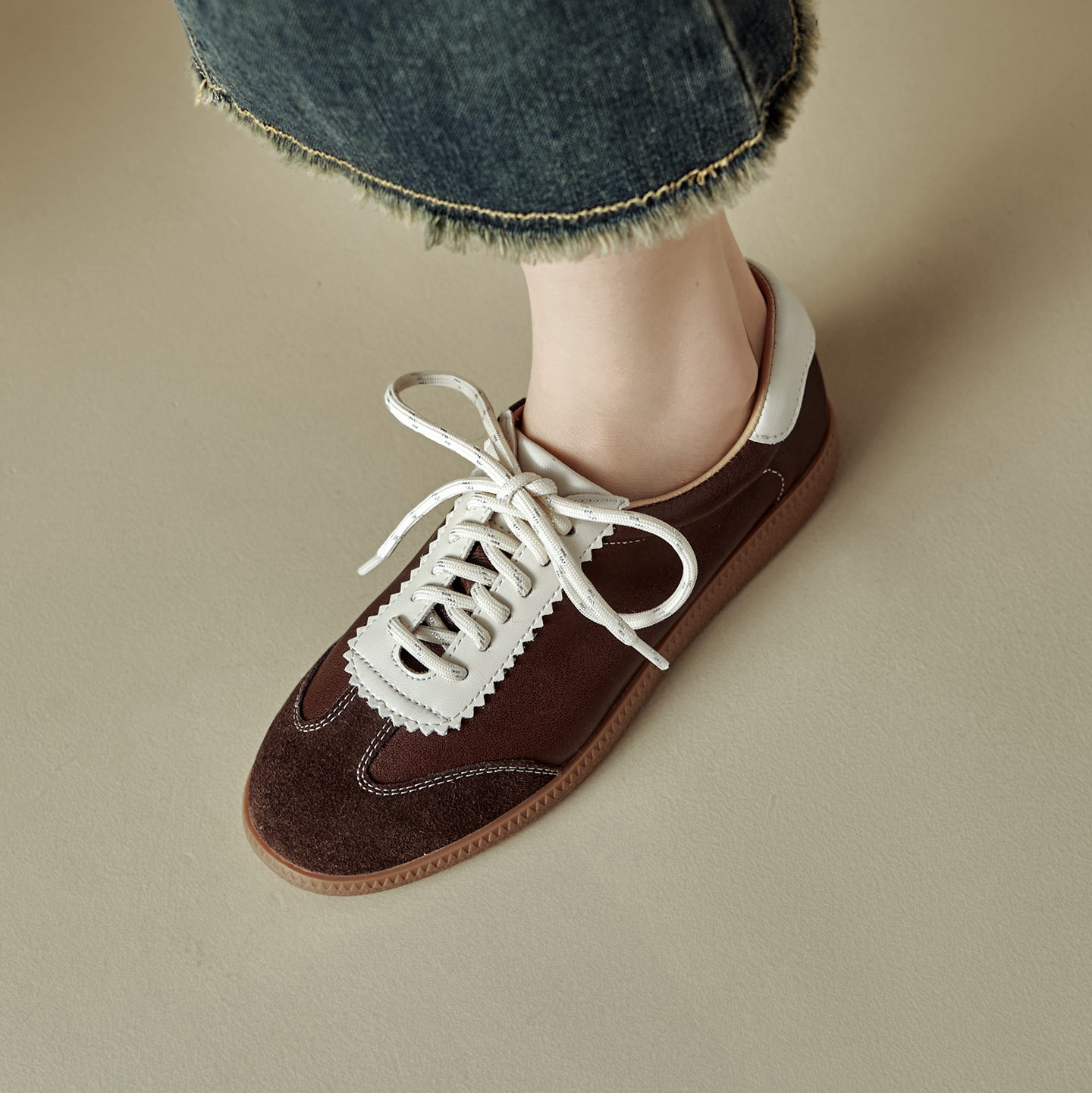 Giày sneaker nữ phối màu dây buộc đế phẳng phong cách thể thao — màu nâu