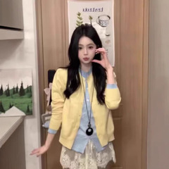 韓国系の怠惰なセーターのカーディガンのコートの女性の早春の色は黄色の学院の風の偽の2つのニットの上着をつなぎ合わせます。