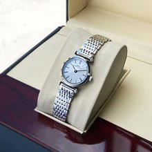 �����˼�ͬ�����Ʒ�ֱ�Ů��ˮ䓎��M�ڙCо���sС���P�r�г���