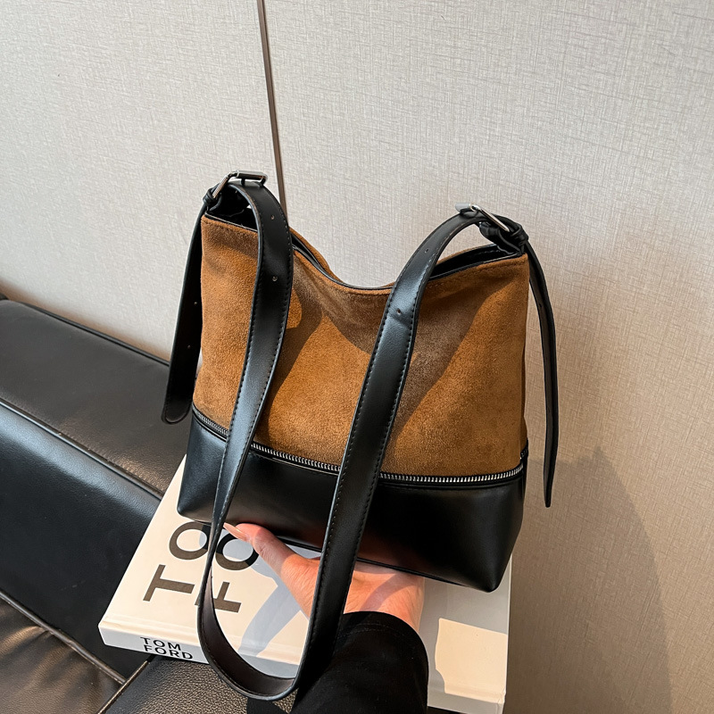 Otoño y invierno bolso de mujer 2025 nuevo retro bolso de cuero de seda empalmado bolso de cubo de agua de viaje universal mochila de hombro