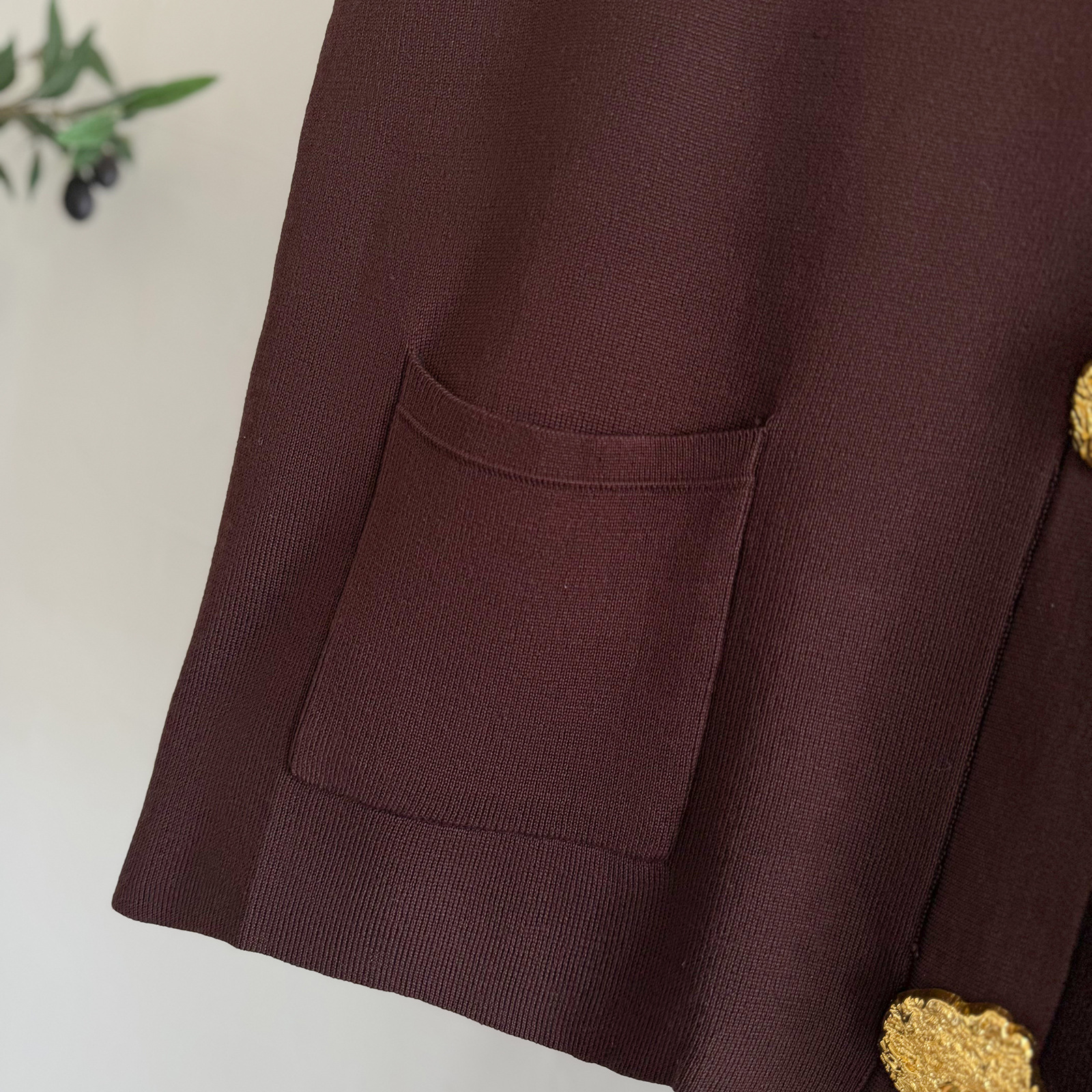 Conjunto de punto para mujer con chaleco botones oro y pantalón_voghion.com