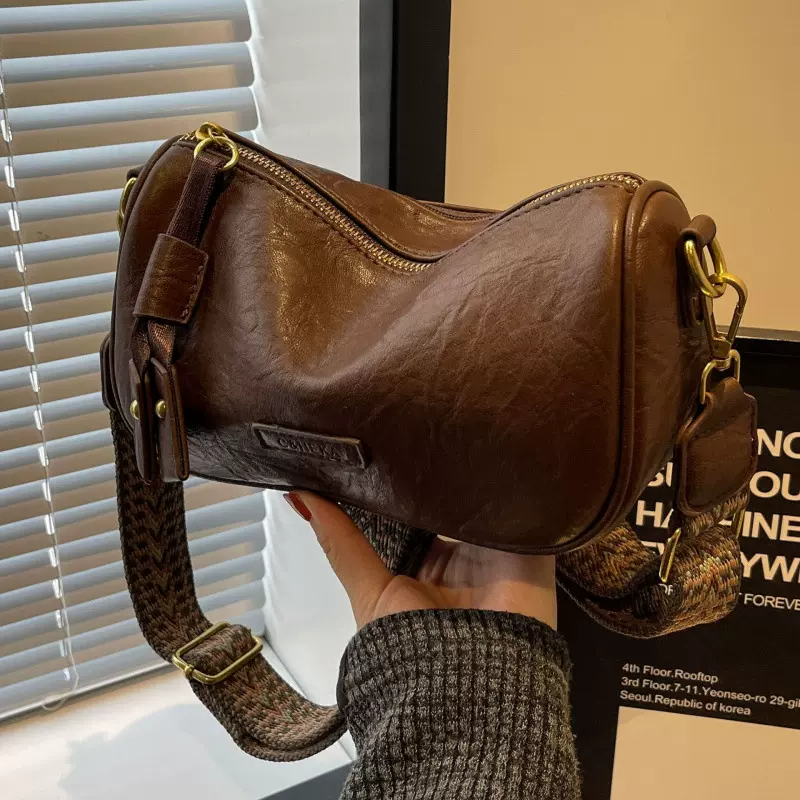 今年流行小包包女春季百搭2024新款时尚宽带单肩斜挎包复古枕头包