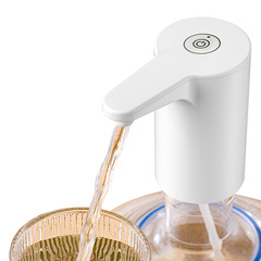 牧歌の揚水器の桶に水を入れて水を取ります。